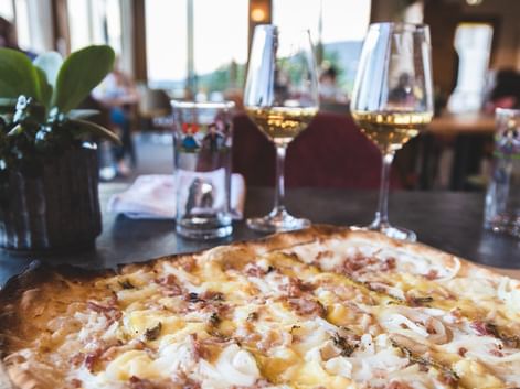 Tarte flambée et vin blanc d'Alsace