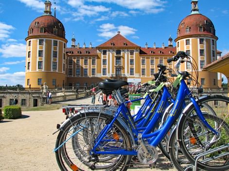 Des vélos garés devant le château Moritzburg, aux portes de Dresde