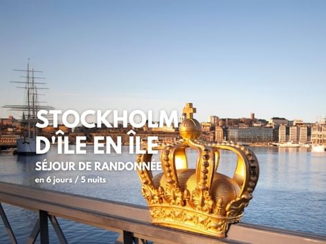 Couronne suédoise dorée sur garde-corps de pont avec paysage urbain de Stockholm, voilier historique et bâtiments riverains.