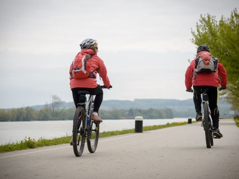 Cyclotouristes sur la piste cyclable du Danube par temps frais