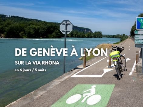 De Genève à Lyon à vélo. Vue de la ViaRhôna et d'un panneau signalisant le kilométrage restant jusqu'à Lyon.