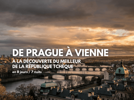 Vue panoramique de Prague avec plusieurs ponts traversant la Vltava sous des nuages dramatiques au coucher du soleil. Bâtiments historiques le long des rives.