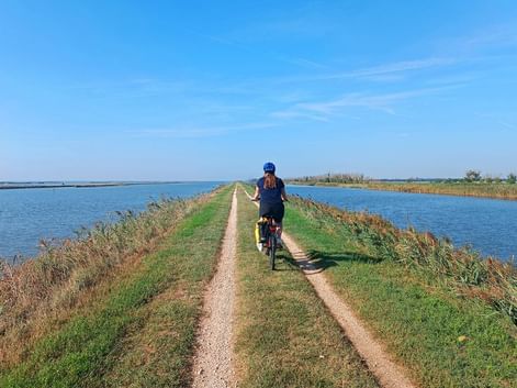 Cyclotouriste dans le Parc régionale du Delta du Pô