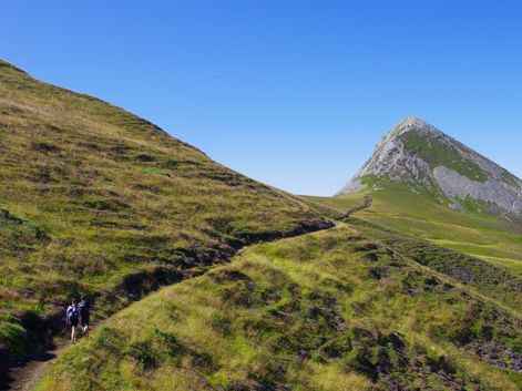 Randonneurs dans le Massif du Cantal