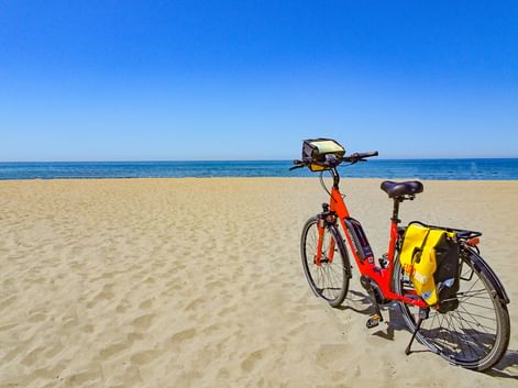 Vélo garé sur une plage de sable fin à Forte dei Marmi