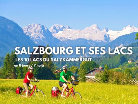 Cyclotouristes en Autriche devant les montagnes Dachstein