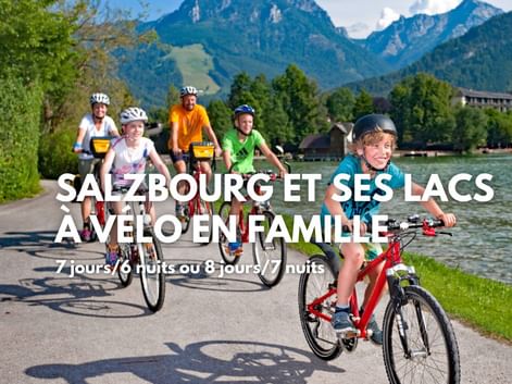 Famille de cyclotouristes à vélo dans la région des Lacs de Salzbourg