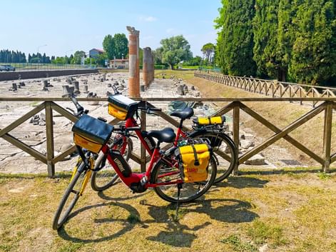 Vélo garé devant le site archéologique d'Aquileia