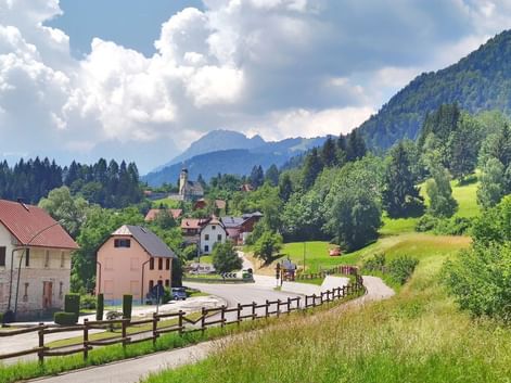 Village sur la piste cyclable de l'Alpe Adria en Autriche