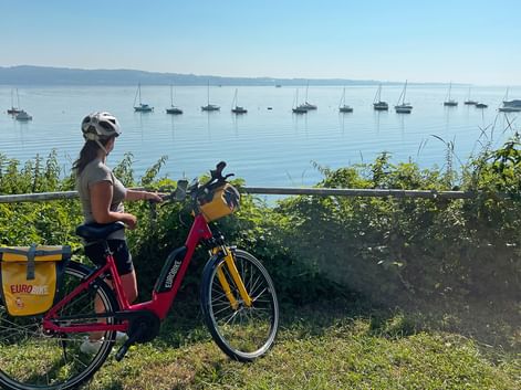 Cyclotouriste sur les rives du lac de Constance