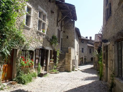 Vue d'une ruelle du village médiéval de Pérouges