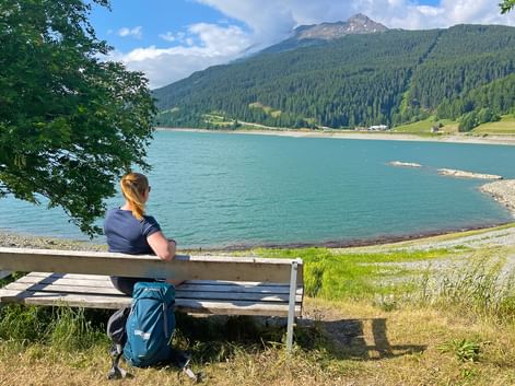 Pause au dessus des rives du Lac de Resia, au cours d'une randonnée