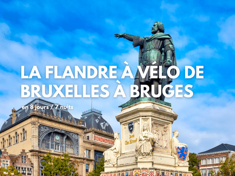 Statue en bronze sur piédestal orné sur place historique avec bâtiments flamands traditionnels et ciel bleu. Texte indique circuit vélo de Bruxelles à Bruges.