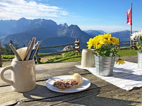 Pause goûter sur les crêtes de Gosau