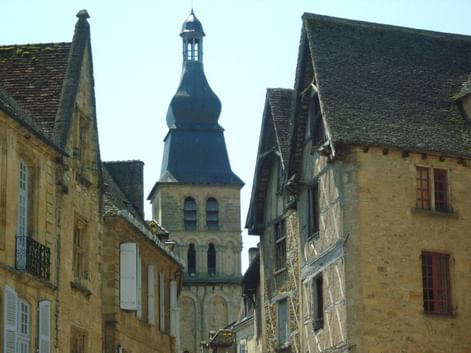 Détails architecturaux du centre-ville historique préservé de Sarlat