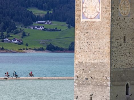 Cyclistes pédalant au bord du lac de Resia