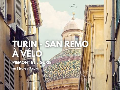 Vue sur le dôme d'une église de San Remo, depuis une ruelle pittoresque