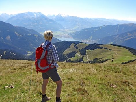 Randonneuse devant une vue sur les Hohe Tauern
