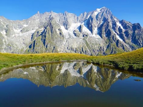 Lac de montagne avec vue sur les Alpes françaises