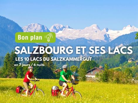 Cyclotouristes en Autriche devant les montagnes Dachstein