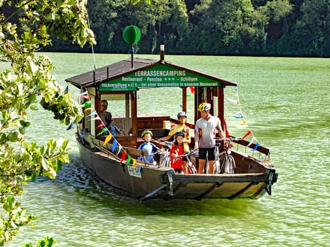 Une famille de cyclotouriste traverse le Danube en bac