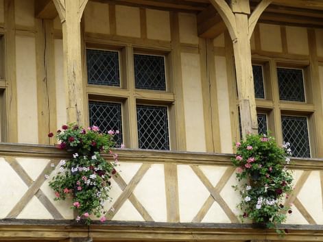 Détail d'une façade à colombage et fleurie du centre ville de Beaune en Bourgogne