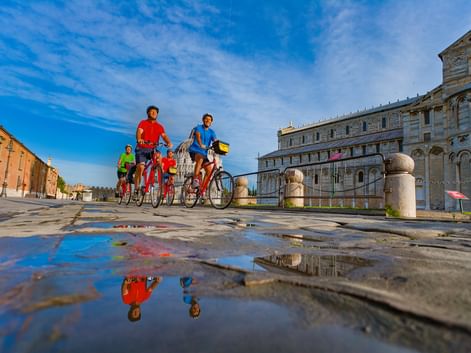 A vélo à Pise, sur la Piazza dei Miracoli