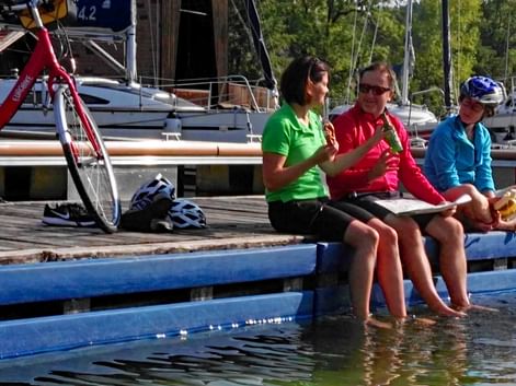Pause au bord du Mattsee lors d'un circuit cyclotouristique