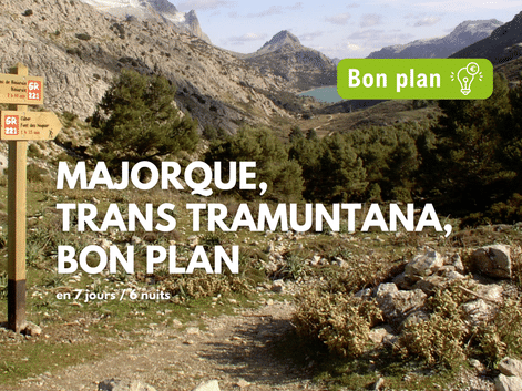 Paysage montagneux de Majorque avec panneaux de sentiers et texte promotionnel pour le circuit Trans Tramuntana de 7 jours avec badge vert 'Bon plan'.