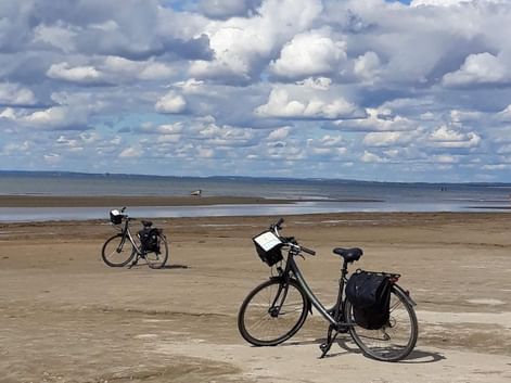 Vélo de randonnée sur une plage de la côte suédoise