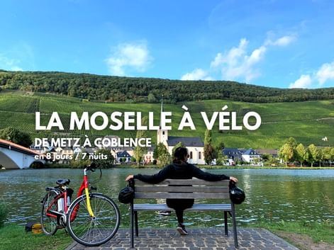 La Moselle à vélo, cyclotouriste se reposant sur un banc sur les rives de la Moselle