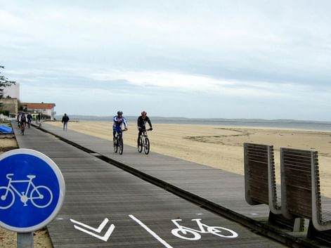 Cycliste sur une piste cyclable longeant le Bassin d'Arcachon