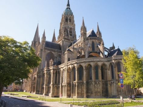 normandie-velo-bayeux-cathedrale-c-normandie-tourisme