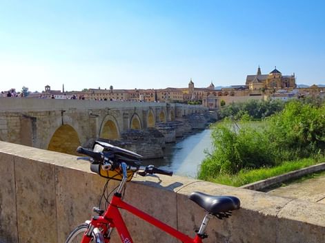 Vélo garé sur le pont romain de Cordoue