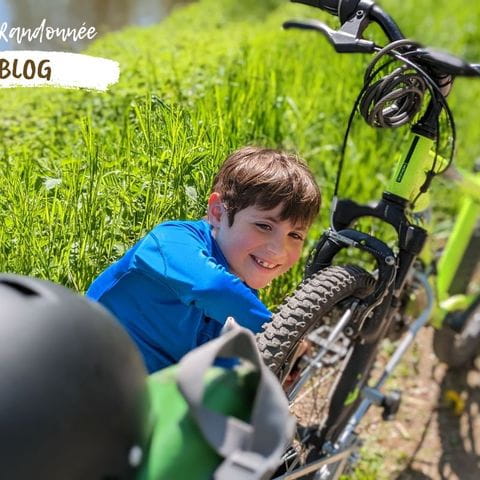 Garçon attachant son vélo au vélo de sa maman grâce à un système FollowMe, pendant un séjour à vélo en Alsace