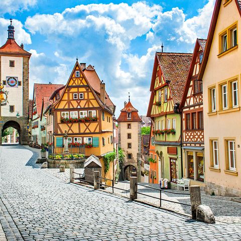 Vue d'une petite rue de la ville médiévale de Rothenburg ob der Trober, en Bavière.