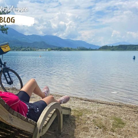 Cycliste se reposant sur les rives d'un lac de Carinthie en Autriche