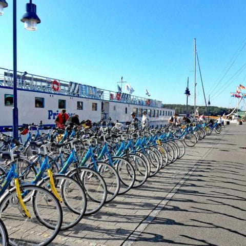 Vélos à quai à côté d'un navire de croisière fluviale