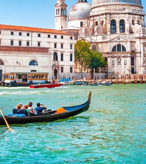 Gondole sur le Grand Canal, devant la Basilique Santa Maria della Salute à Venise