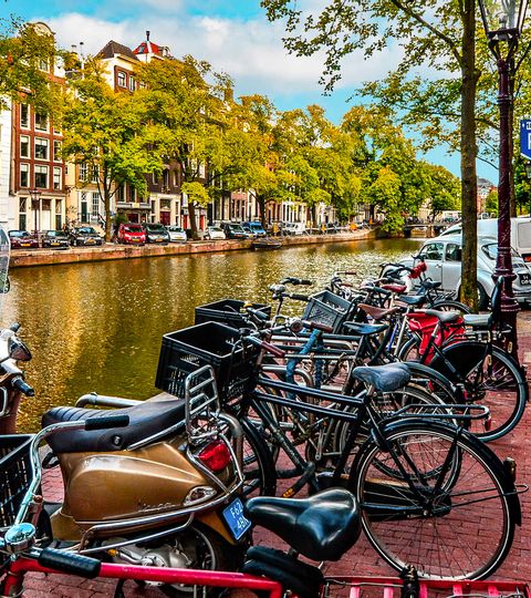 Vélos attachés au bord de canaux dans une ville néerlandaise