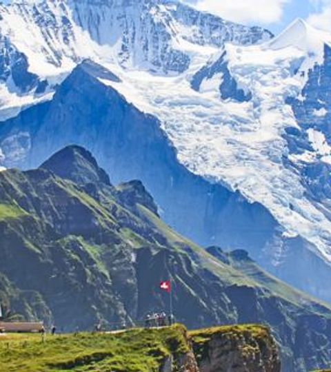 Drapeau suisse sur fond de paysage alpin