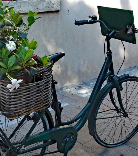 Vélo décoratif dans une rue d'Italie