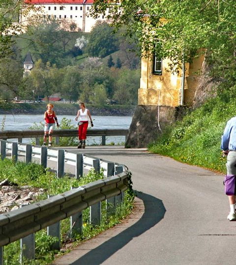 Cyclistes à Grein, le long du Danube en Autriche