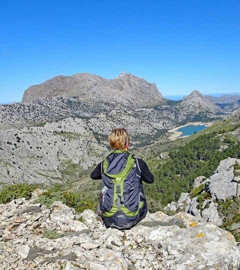 Randonneuse assise dans le massif de la Tramuntana sur l'île de Majorque