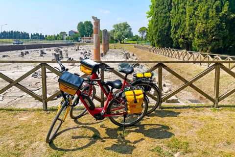 Vélo garé devant le site archéologique d'Aquileia