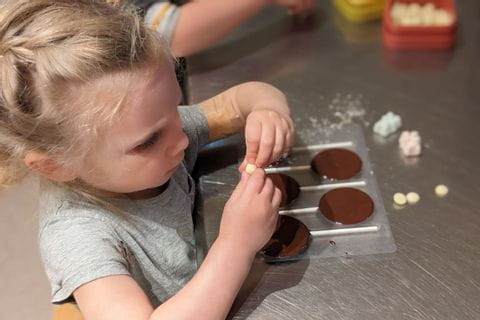 Atelier confection de sucettes en chocolat