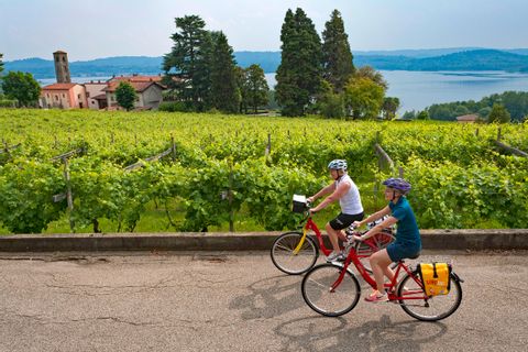 Cyclistes en voyage dans le Piémont, à Viverone