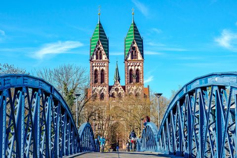 Vue du Pont Wiwil et de l'église du Sacré Coeur à Fribourg en Brisgau