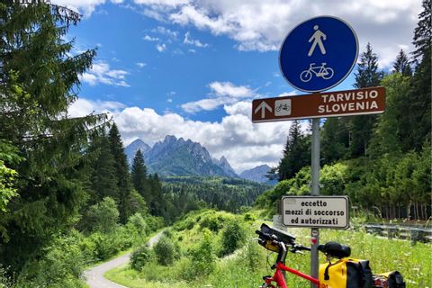 Signalétique sur la piste cyclable de l'Alpe Adria