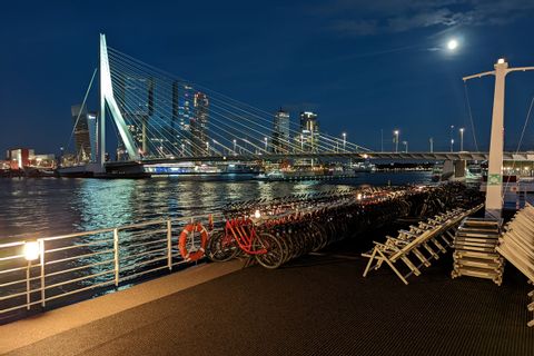 Vue de Rotterdam de nuit depuis le MS Normandie